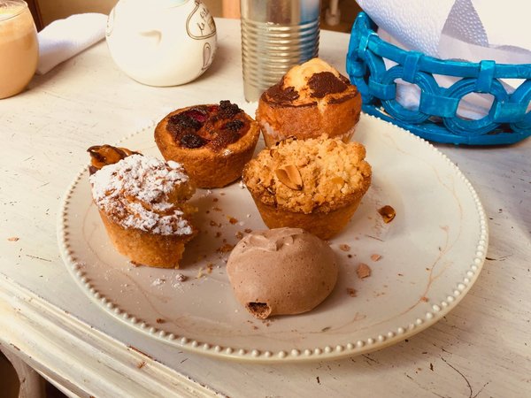Come si realizza la pasta brisée per una crostata di mele con cannella?