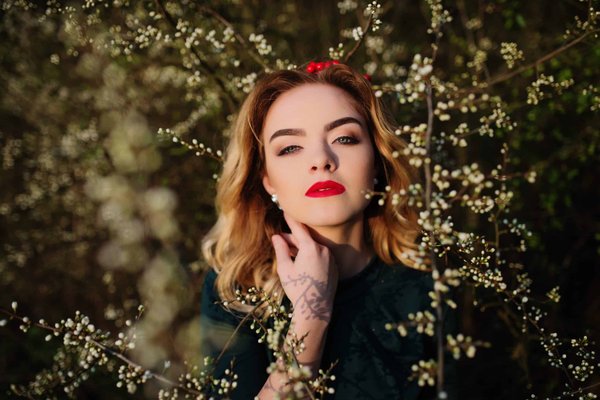 Come abbinare scarpe a punta con un abito lungo da sera per slanciare la figura senza sacrificare il comfort?